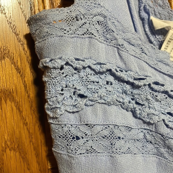 Forever 21 Flowy Crop Top with triangle cut out at back - Picture 5 of 5